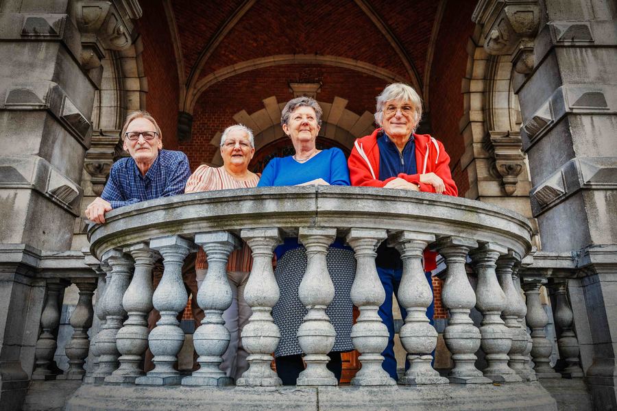 Week van de Senior in Borgerhout met gratis optredens, film en wandeling. Op de foto Borgerhoutse ouderen van de seniorenraad die poseren voor het districtshuis. Week van de Senior in Borgerhout met gratis optredens, film en wandeling. Op de foto Borgerhoutse ouderen van de seniorenraad die poseren voor het districtshuis.